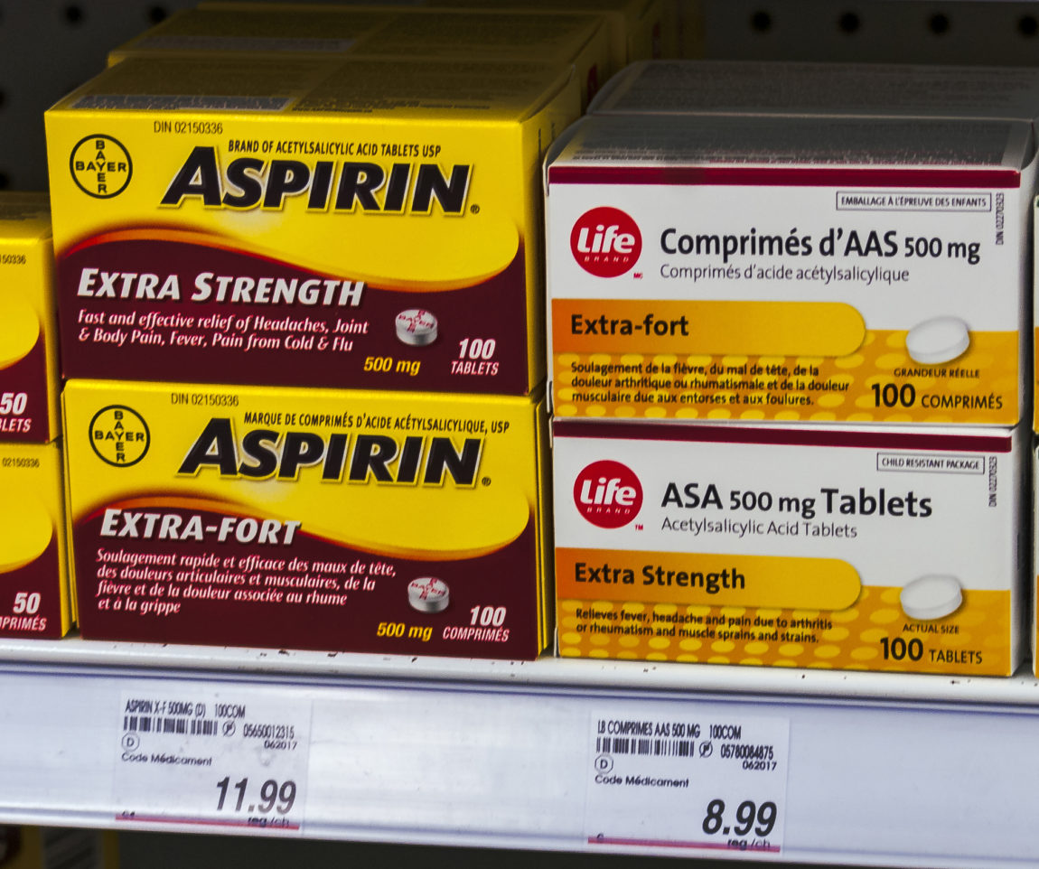 Cutii de aspirină de 500 mg expuse pe raftul unei farmacii